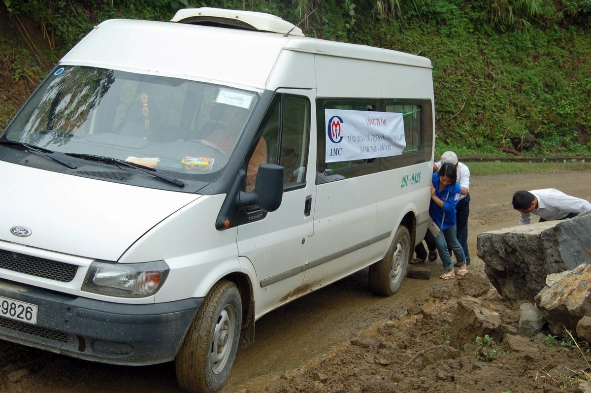 Một doanh nghiệp ủng hộ đồng bào Pác Nặm 5 tấn gạo - 1