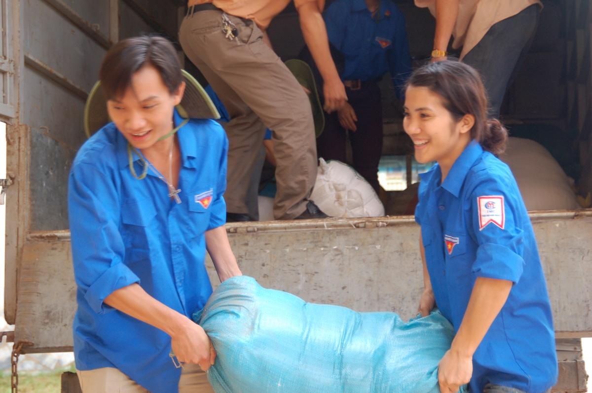 Một doanh nghiệp ủng hộ đồng bào Pác Nặm 5 tấn gạo - 2