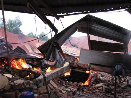 Hỏa hoạn “thăm” công ty gỗ, thiêu rụi 15 tỷ đồng - 2