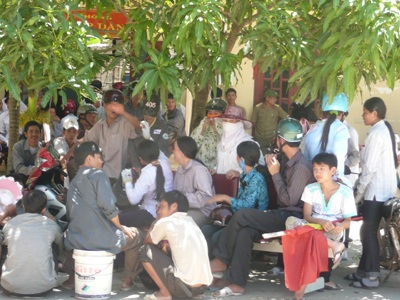 Hơn 300 phụ huynh tiếp tục tụ tập phản đối giải thể trường - 2