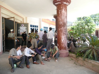 Hơn 300 phụ huynh tiếp tục tụ tập phản đối giải thể trường - 3