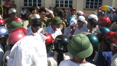 Hơn 300 phụ huynh tiếp tục tụ tập phản đối giải thể trường - 1