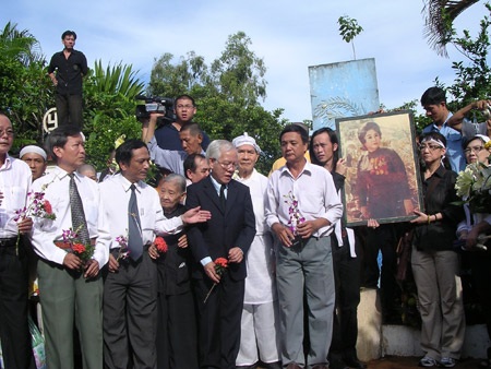 Lãnh đạo Thành phố tiễn biệt NSND Phùng Há  - 2