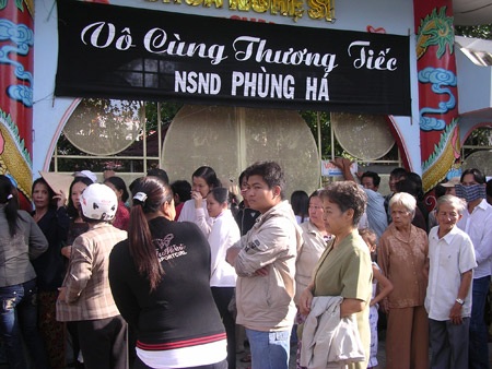 Lãnh đạo Thành phố tiễn biệt NSND Phùng Há  - 8