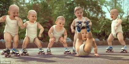 “Sốt” video quảng cáo bé mặc bỉm trượt pa-tanh, nhảy hip-hop - 1 “Sốt” video quảng cáo bé mặc bỉm trượt pa-tanh, nhảy hip-hop - 1