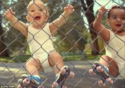“Sốt” video quảng cáo bé mặc bỉm trượt pa-tanh, nhảy hip-hop - 2 “Sốt” video quảng cáo bé mặc bỉm trượt pa-tanh, nhảy hip-hop - 2