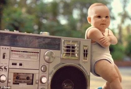 “Sốt” video quảng cáo bé mặc bỉm trượt pa-tanh, nhảy hip-hop - 4 “Sốt” video quảng cáo bé mặc bỉm trượt pa-tanh, nhảy hip-hop - 4
