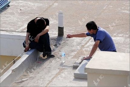 Chùm ảnh: Căng thẳng giải cứu người nhảy lầu tự tử - 4