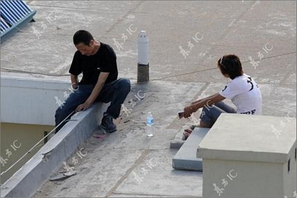 Chùm ảnh: Căng thẳng giải cứu người nhảy lầu tự tử - 2