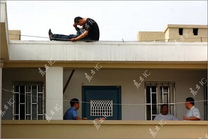 Chùm ảnh: Căng thẳng giải cứu người nhảy lầu tự tử - 1
