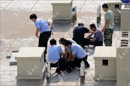 Chùm ảnh: Căng thẳng giải cứu người nhảy lầu tự tử - 13