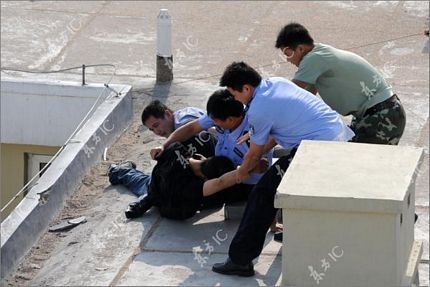 Chùm ảnh: Căng thẳng giải cứu người nhảy lầu tự tử - 12