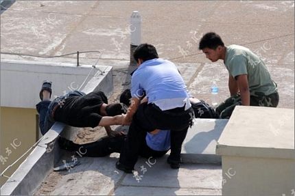 Chùm ảnh: Căng thẳng giải cứu người nhảy lầu tự tử - 11