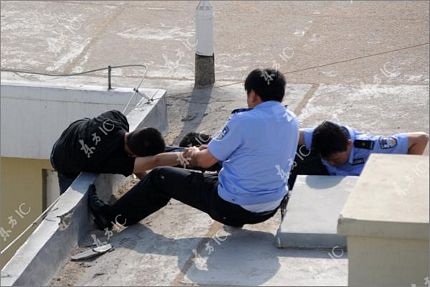 Chùm ảnh: Căng thẳng giải cứu người nhảy lầu tự tử - 10