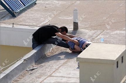 Chùm ảnh: Căng thẳng giải cứu người nhảy lầu tự tử - 8