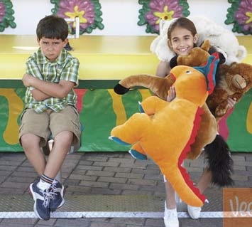 Những người giàu có hơn làm bạn phát ốm? - 1