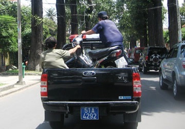 Người dân đuổi bắt nghi can cướp giật khách rút tiền ngân hàng - 1 Người dân đuổi bắt nghi can cướp giật khách rút tiền ngân hàng - 1