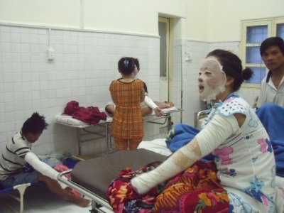 3 bình gas nổ liên tiếp trong quán cơm - 1