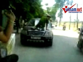 Cảnh sát lại “làm xiếc” trên nắp capô - 1 Cảnh sát lại “làm xiếc” trên nắp capô - 1