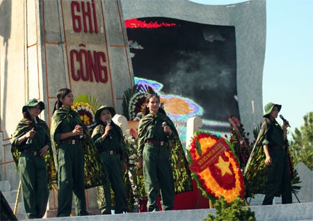 Xúc động lễ dâng hương các liệt sĩ thanh niên xung phong - 4