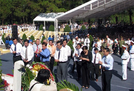 Xúc động lễ dâng hương các liệt sĩ thanh niên xung phong - 1