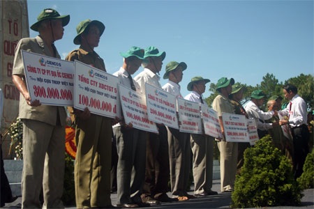 Xúc động lễ dâng hương các liệt sĩ thanh niên xung phong - 2