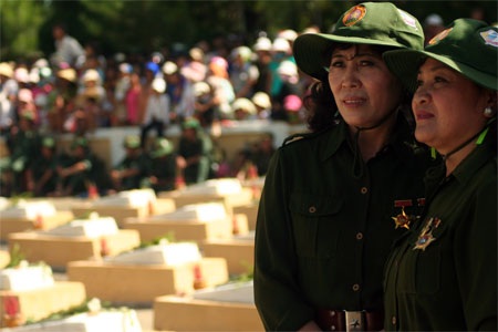 Xúc động lễ dâng hương các liệt sĩ thanh niên xung phong - 7