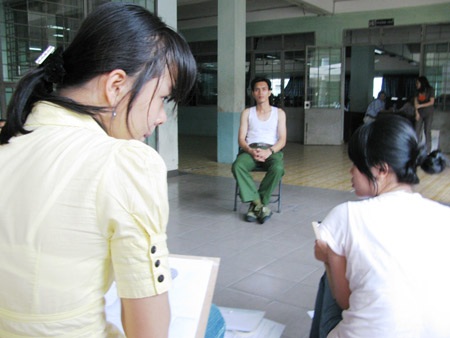 Bất ngờ chiến sĩ trẻ trở thành người mẫu - 2 Bất ngờ chiến sĩ trẻ trở thành người mẫu - 2