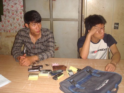 Bắt hai sĩ tử “dỏm” vào ký túc xá trộm đồ - 1 Bắt hai sĩ tử “dỏm” vào ký túc xá trộm đồ - 1