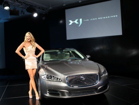 Siêu mẫu khoe dáng bên Jaguar XJ - 2 Siêu mẫu khoe dáng bên Jaguar XJ - 2