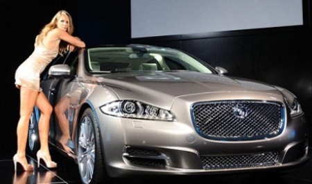 Siêu mẫu khoe dáng bên Jaguar XJ - 6 Siêu mẫu khoe dáng bên Jaguar XJ - 6