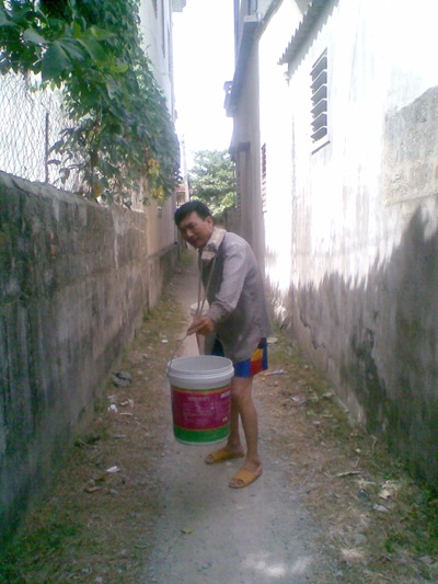 Hàng trăm hộ dân “khát khô” cạnh nhà máy nước - 2