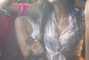 Thôn nữ, trai làng bỏ nhà đi... lắc - 1 Thôn nữ, trai làng bỏ nhà đi... lắc - 1