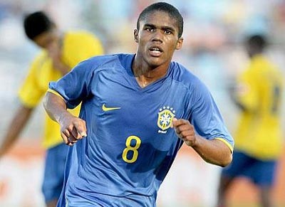 Manchester United theo đuổi "Ronaldinho mới" - 1 Manchester United theo đuổi "Ronaldinho mới" - 1