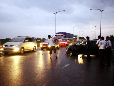 Tránh người bị tai nạn, 2 ô tô đối đầu - 1