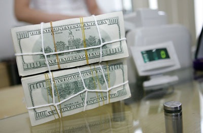 Làm gì để doanh nghiệp không găm giữ USD? - 1