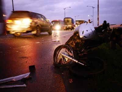 Tránh người bị tai nạn, 2 ô tô đối đầu - 2