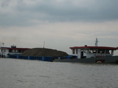 “Cát tặc” ồ ạt “băm nát” sông Hậu - 1