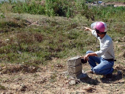 Chôn cả tấn thuốc trừ sâu gần nguồn nước sinh hoạt - 1 Chôn cả tấn thuốc trừ sâu gần nguồn nước sinh hoạt - 1