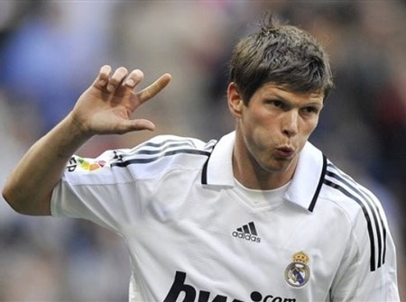 Không du đấu cùng Real, Huntelaar sớm rời Bernabeu - 1 Không du đấu cùng Real, Huntelaar sớm rời Bernabeu - 1