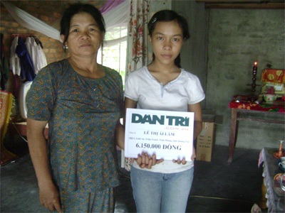 Ba chị em mồ côi xúc động nhận quà nhân ái - 1