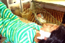 Cứu cháu bé 2 tháng tuổi giữa đám người đánh ghen - 2