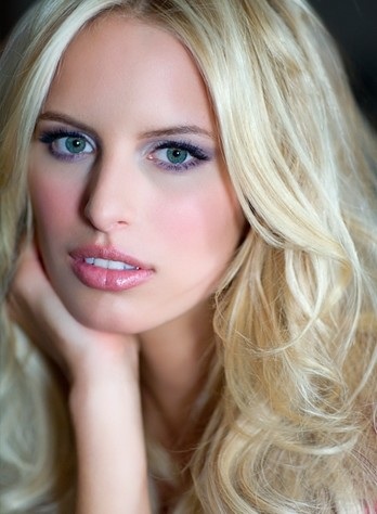 Siêu mẫu quyến rũ Karolina Kurkova mang bầu - 2