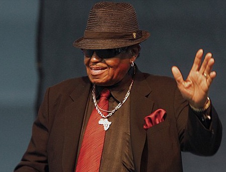 Cha Michael Jackson tin con trai bị "bóc lột" - 2 Cha Michael Jackson tin con trai bị "bóc lột" - 2