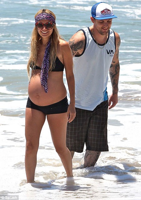 Mang bầu 7 tháng, Nicole Richie vẫn diện bikini - 1 Mang bầu 7 tháng, Nicole Richie vẫn diện bikini - 1