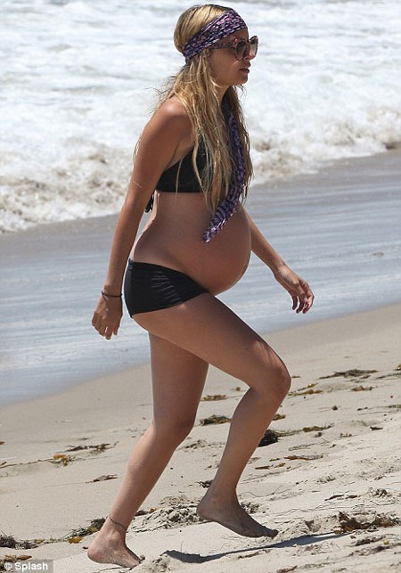 Mang bầu 7 tháng, Nicole Richie vẫn diện bikini - 2 Mang bầu 7 tháng, Nicole Richie vẫn diện bikini - 2