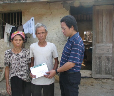 Quà nhân ái tiếp tục đến với hai hoàn cảnh bi đát - 1