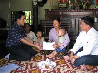 Quà nhân ái tiếp tục đến với hai hoàn cảnh bi đát - 2