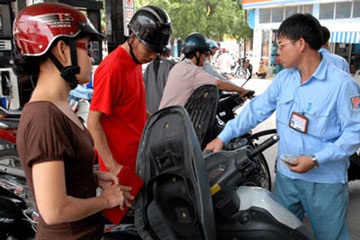 Trả nợ ngân sách, xăng dầu chưa giảm giá - 1 Trả nợ ngân sách, xăng dầu chưa giảm giá - 1