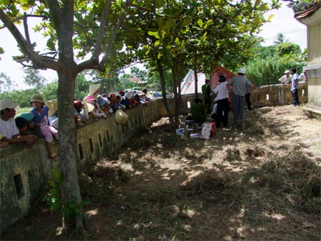 Đôi nam nữ chết và bị thương trong miếu thờ thành hoàng - 1 Đôi nam nữ chết và bị thương trong miếu thờ thành hoàng - 1